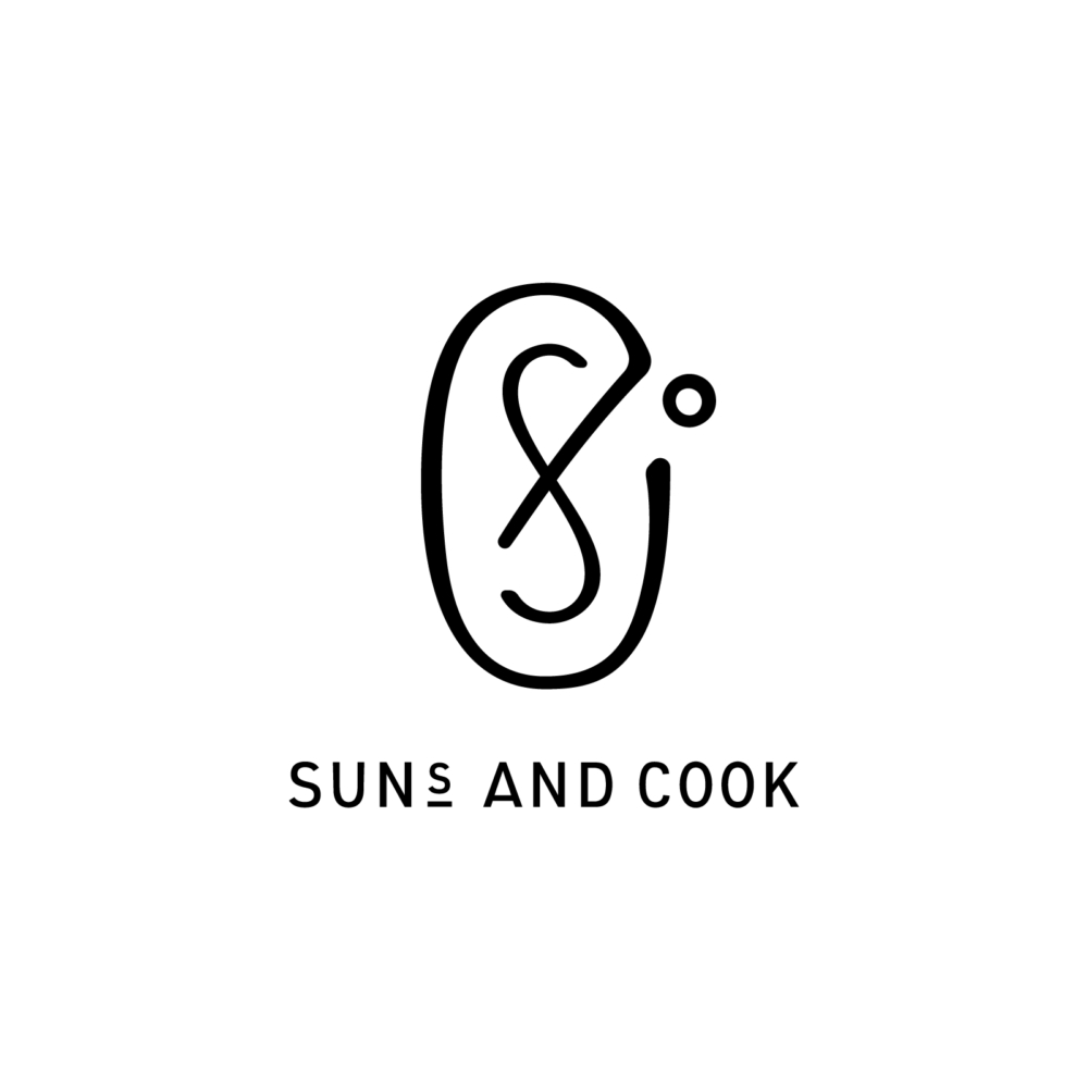 〈SUNS AND COOK〉やわらかいまな板｜ロゴ